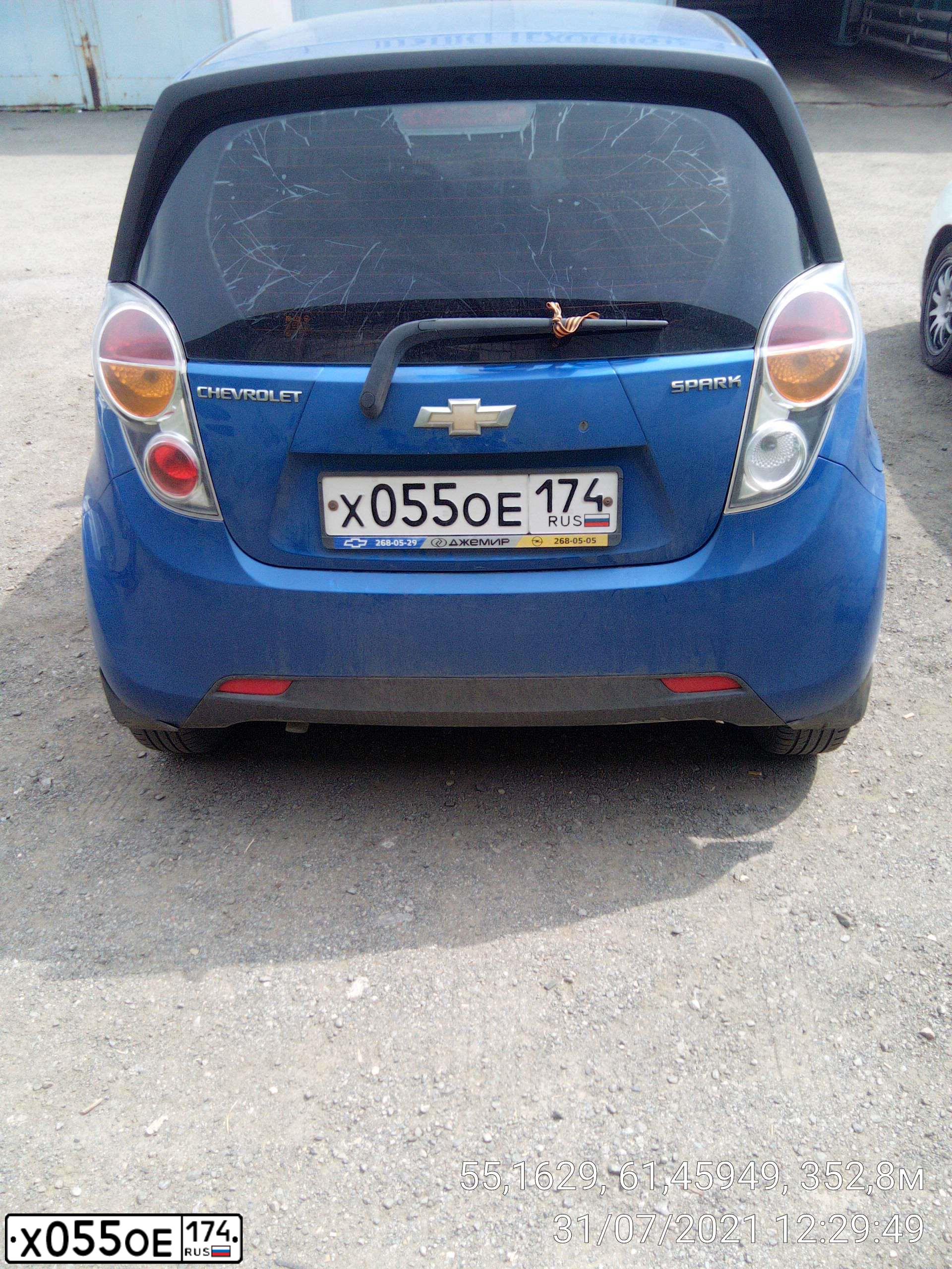 Фото автомобиля CHEVROLET SPARK, 2011 — госномер Х055ОЕ174. Цвет: СИНИЙ