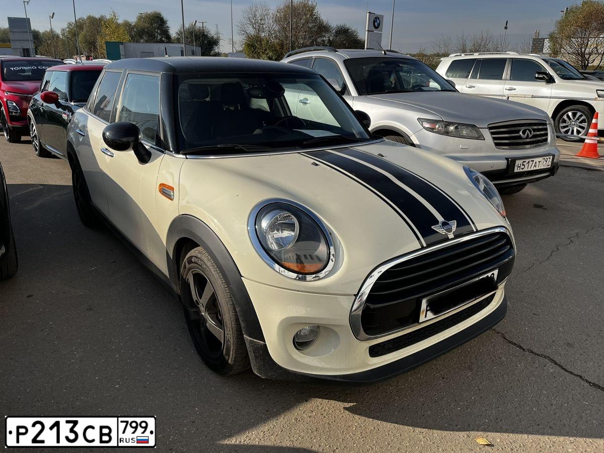 Фото автомобиля MINI COOPER, 2018 — госномер Х142КН977. Цвет: Белый