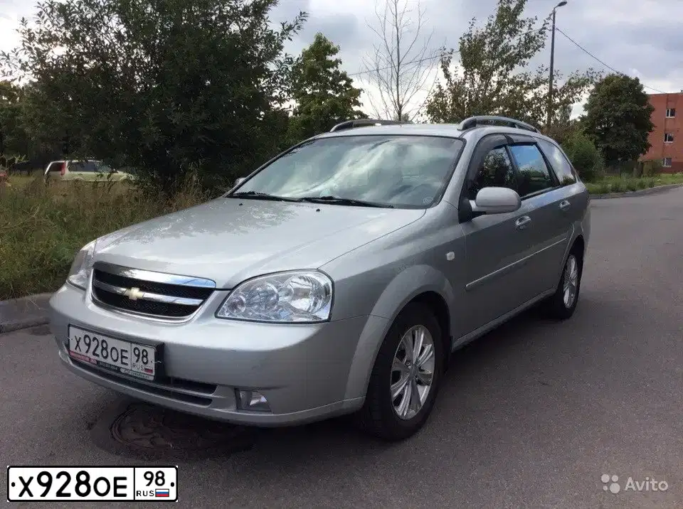 Фото автомобиля CHEVROLET LACETTI, 2008 — госномер Х928ОЕ98. Цвет: СЕРЕБРИСТЫЙ