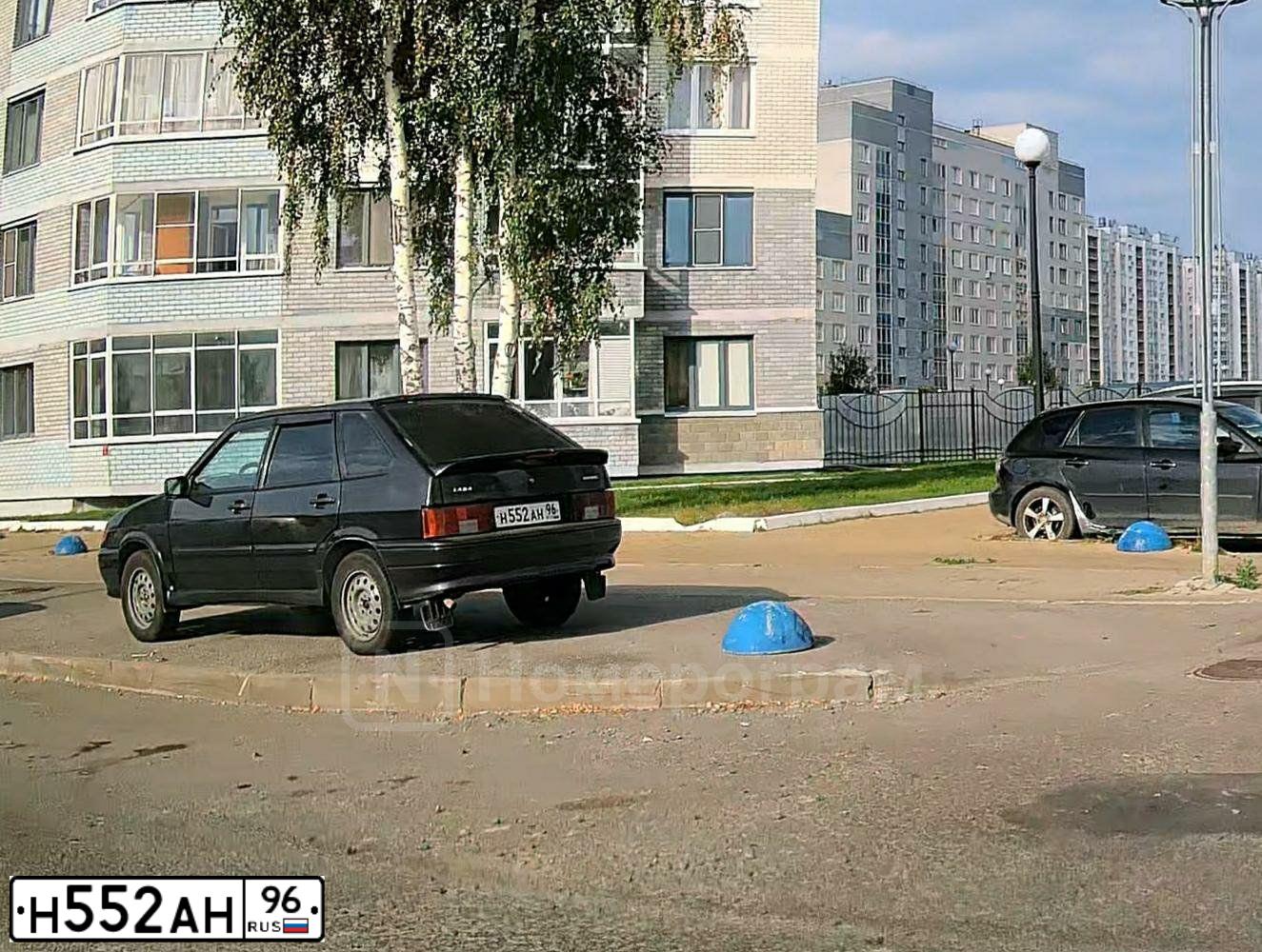 Фото автомобиля LADA 2114 SAMARA, 2008 — госномер Н552АН96. Цвет: ЧЕРНЫЙ