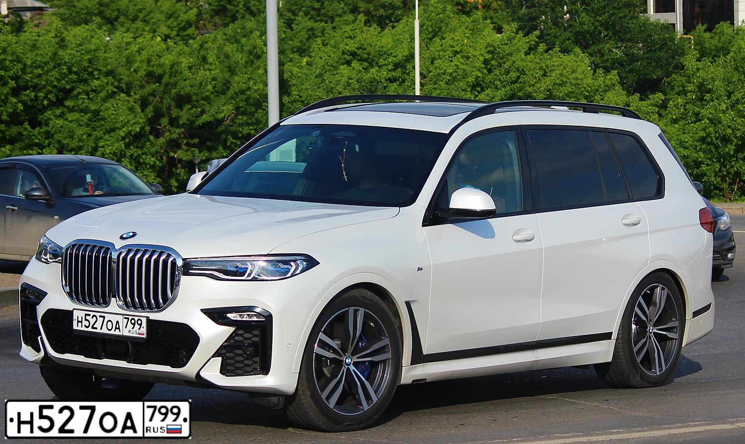 Фото автомобиля BMW X7, 2019 — госномер Н527ОА799. Цвет: БЕЛЫЙ