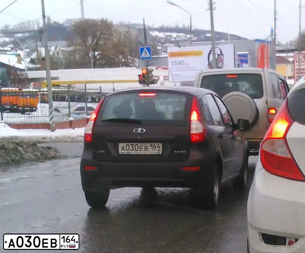 Фото автомобиля LADA 2192 KALINA, 2014 — госномер М811АЕ164. Цвет: ТЕМНО ВИШНЕВЫЙ