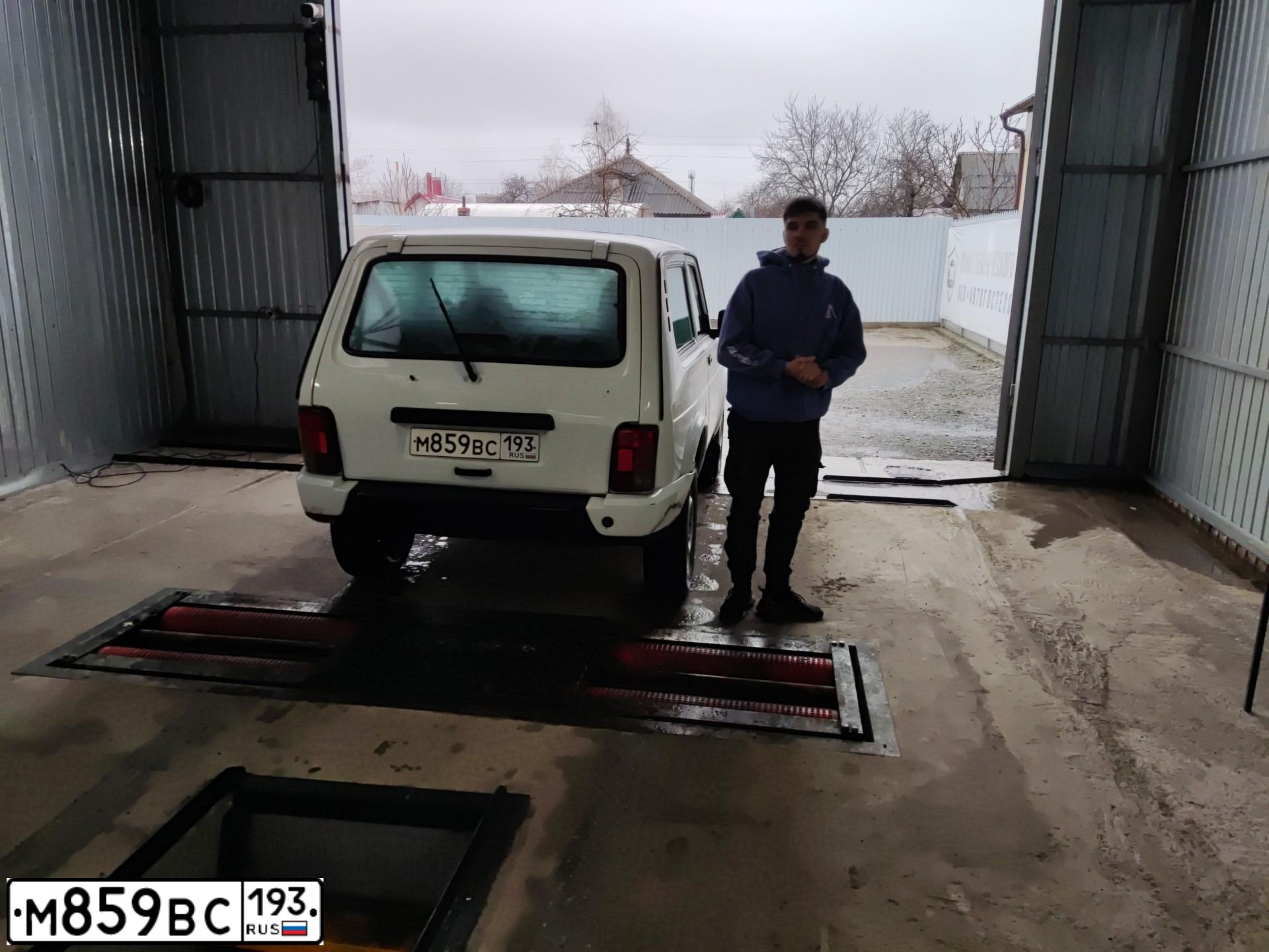 Фото автомобиля LADA 2121 NIVA, 2018 — госномер Е333УА123. Цвет: Белый