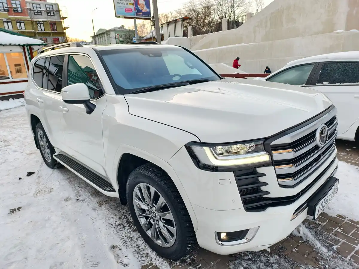 Фото автомобиля TOYOTA LAND CRUISER 300, 2023 — госномер В331РМ62. Цвет: Белый