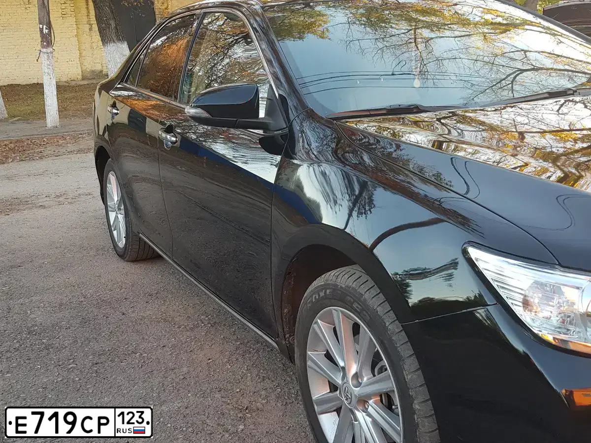 Фото автомобиля TOYOTA CAMRY, 2014 — госномер В911ОО51. Цвет: ЧЕРНЫЙ МЕТАЛЛИК
