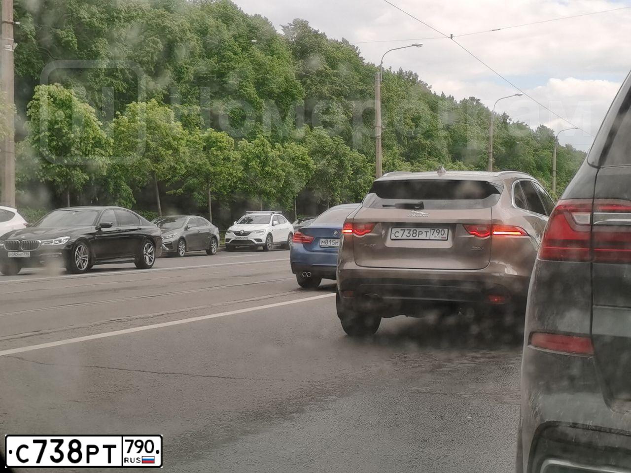 Фото автомобиля JAGUAR F-PACE, 2016 — госномер С738РТ790. Цвет: СЕРО-КОРИЧНЕВЫЙ