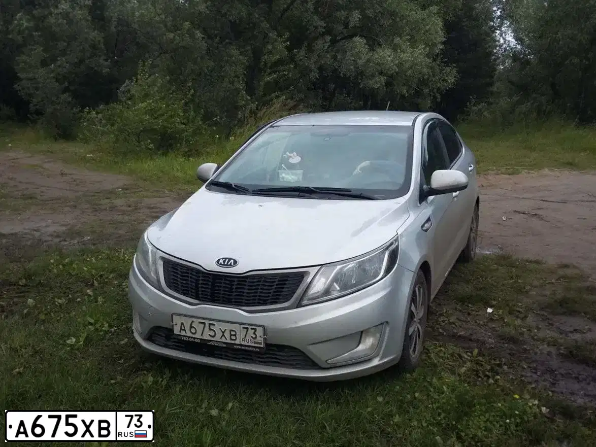 Фото автомобиля KIA RIO, 2012 — госномер В102ОХ761. Цвет: Серебристый