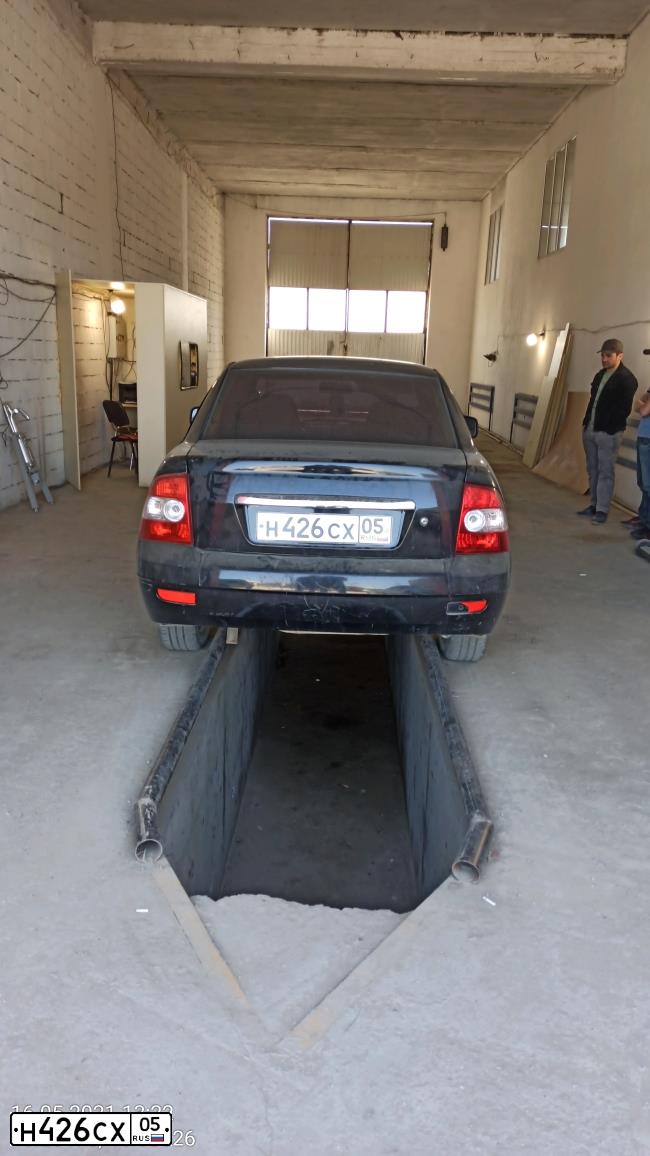Фото автомобиля LADA 2170 PRIORA, 2011 — госномер Н426СХ05. Цвет: Сине-Черный