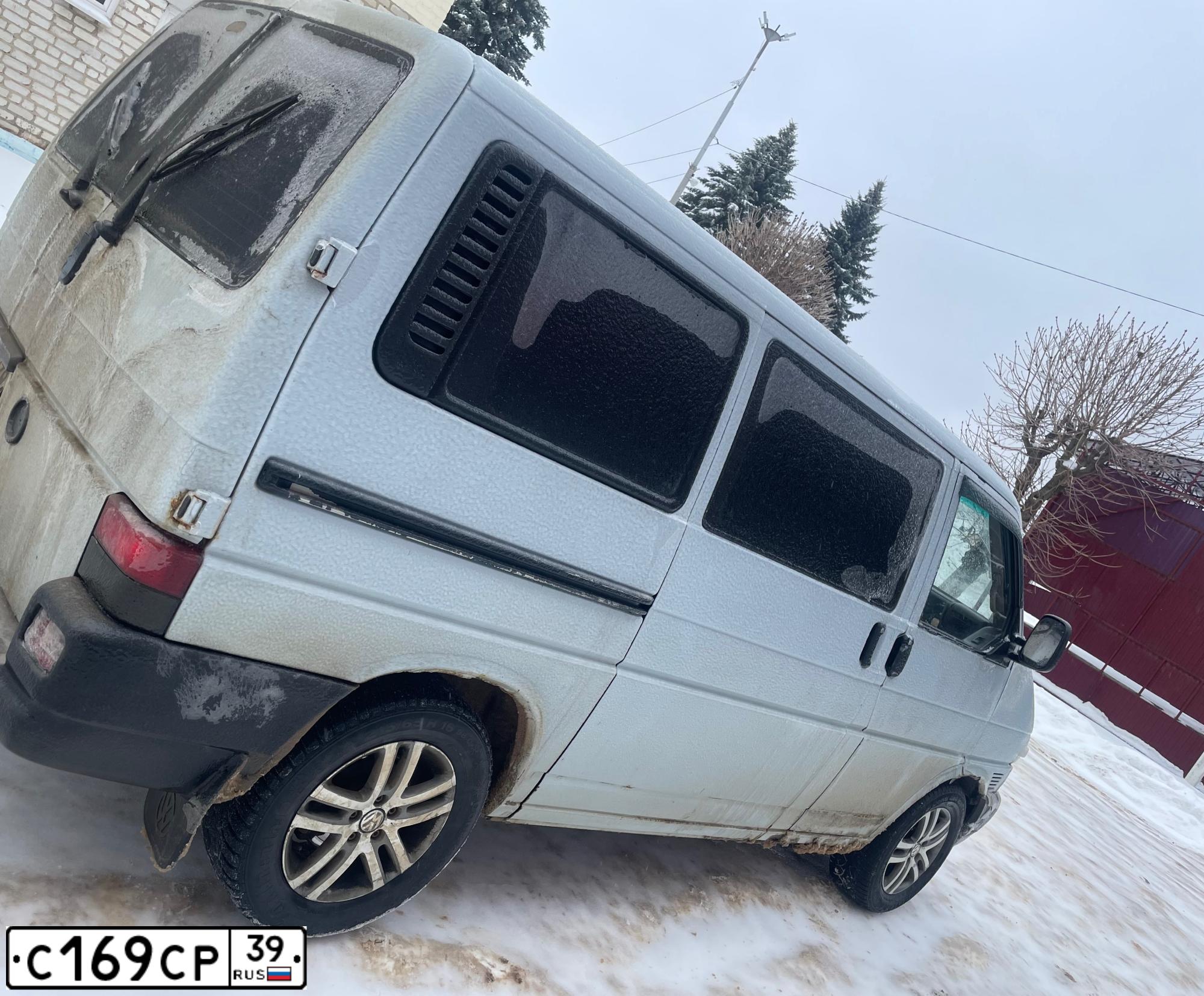 Фото автомобиля VOLKSWAGEN TRANSPORTER, 2002 — госномер С169СР39. Цвет: Серебристый