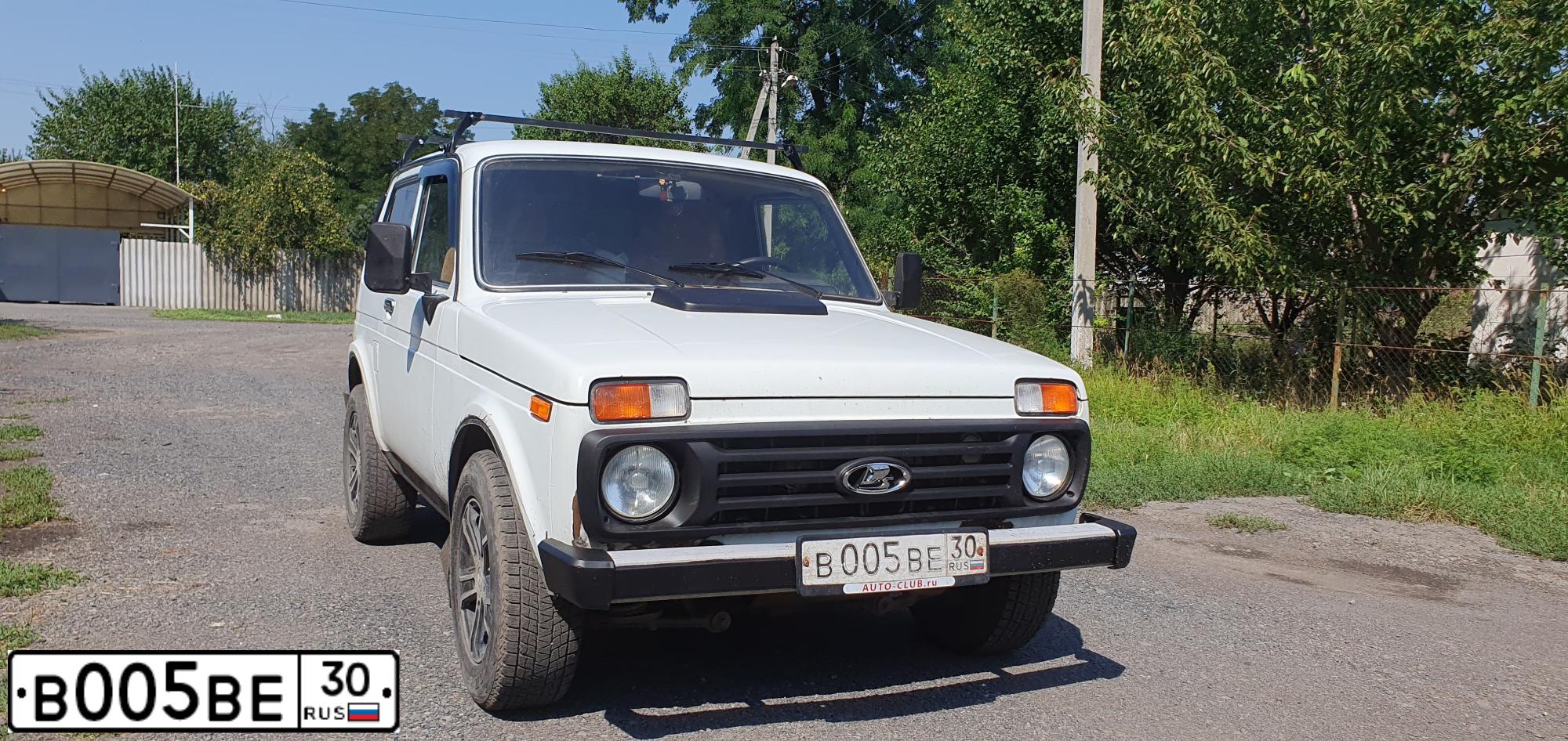 Фото автомобиля LADA 2121 NIVA, 2010 — госномер В005ВЕ30. Цвет: ЯРКО БЕЛЫЙ
