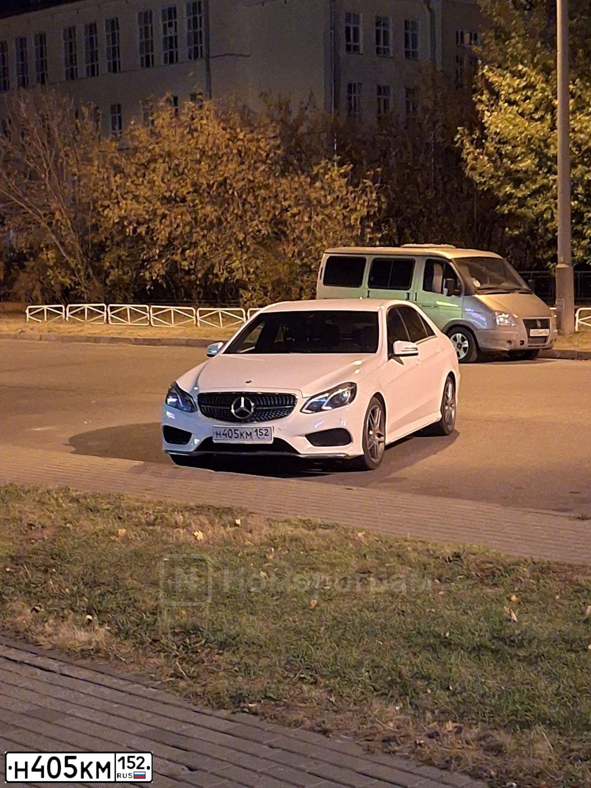 Фото автомобиля MERCEDES E-KLASSE, 2014 — госномер Н405КМ152. Цвет: Белый