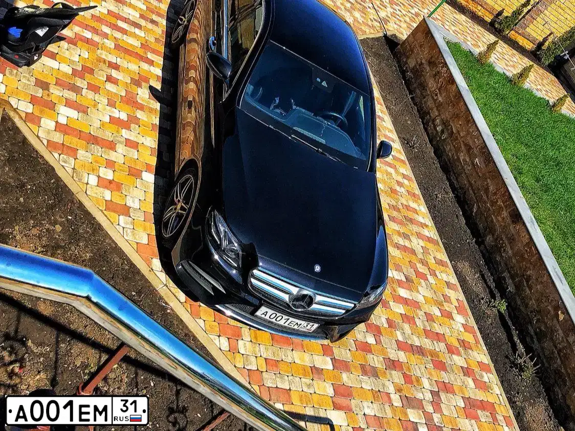 Фото автомобиля MERCEDES C-KLASSE, 2013 — госномер Р581КК136. Цвет: синий