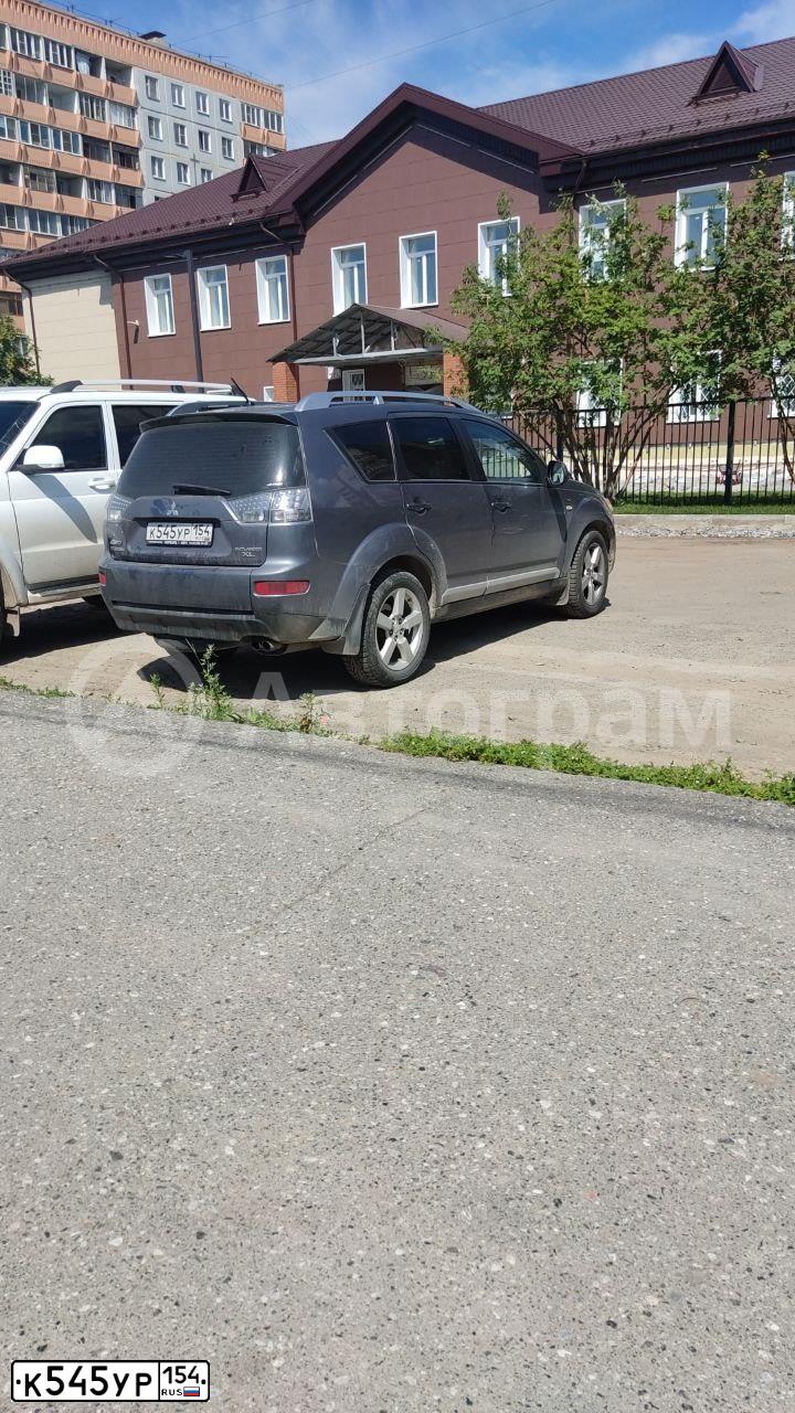 Фото автомобиля MITSUBISHI OUTLANDER, 2007 — госномер К545УР154. Цвет: СЕРЫЙ