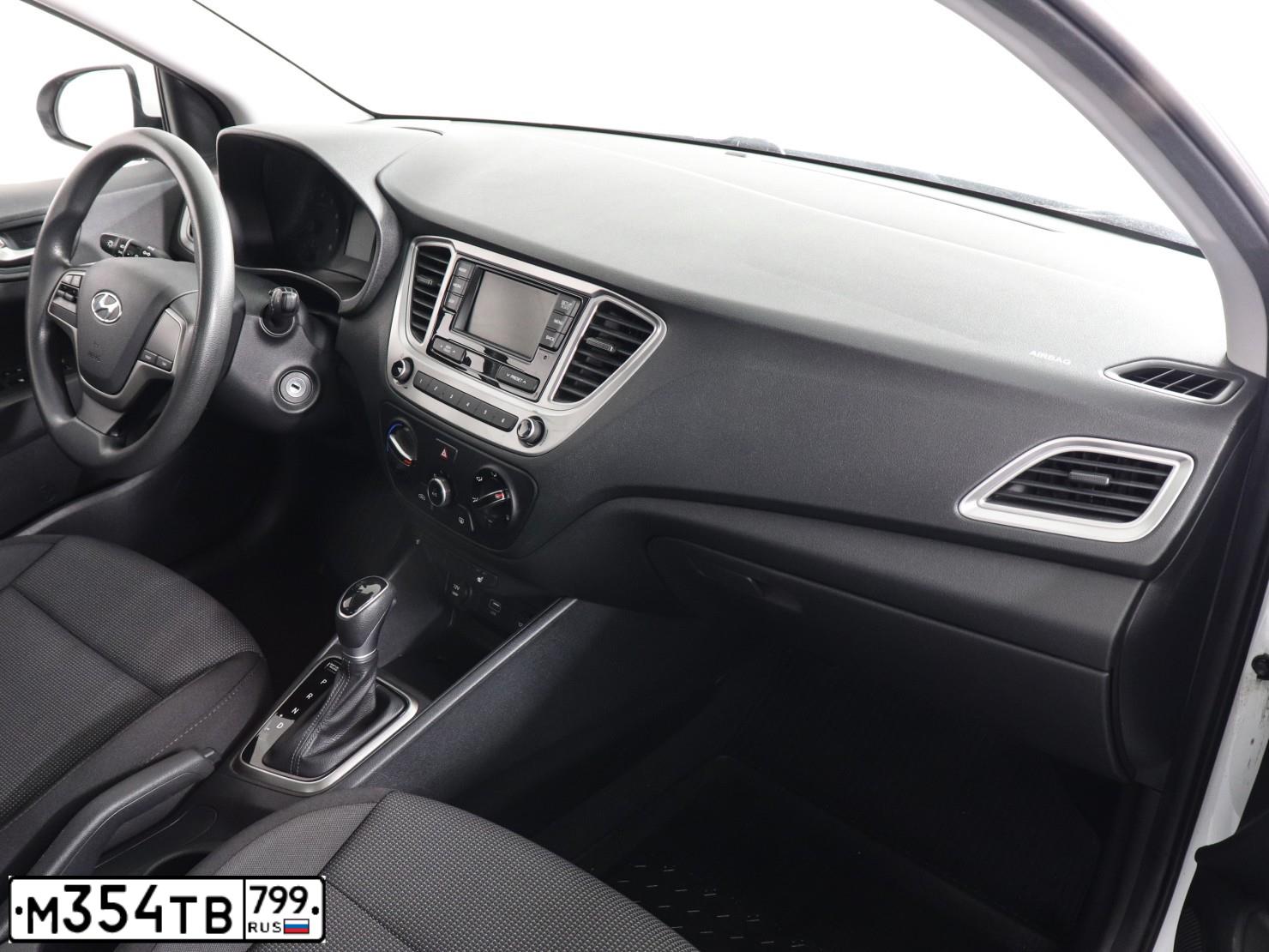 Фото автомобиля HYUNDAI SOLARIS, 2019 — госномер М354ТВ799. Цвет: Белый