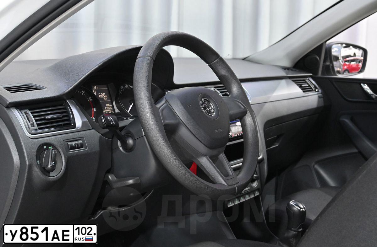 Фото автомобиля SKODA RAPID, 2016 — госномер Н046АА702. Цвет: Белый