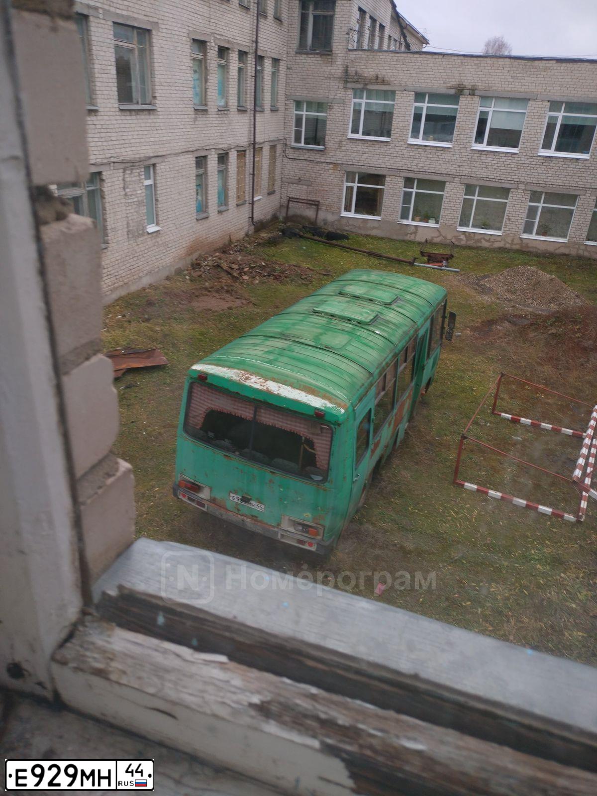 Фото автомобиля PAZ 3205, 2007 — госномер Е929МН44. Цвет: СВЕТЛО-ЗЕЛЕНЫЙ