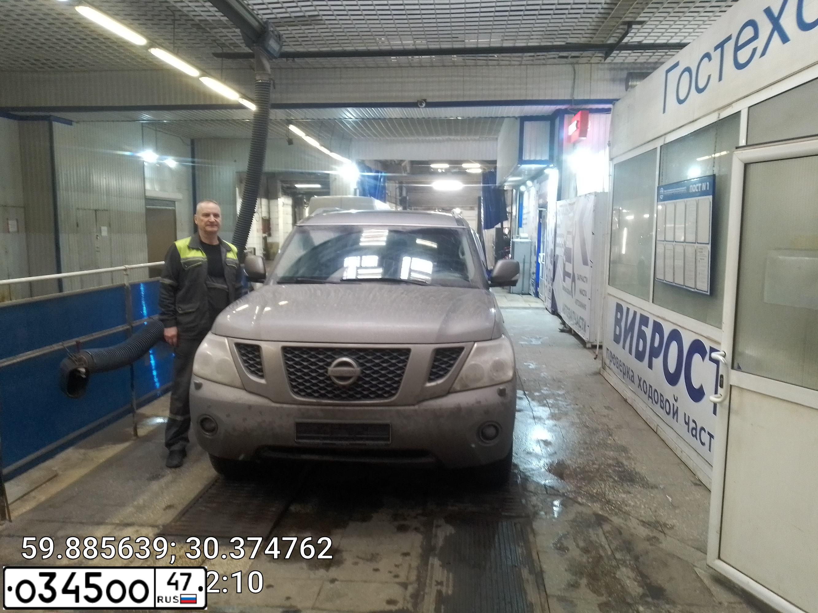 Фото автомобиля NISSAN PATROL, 2011 — госномер О345ОО47. Цвет: СЕРЫЙ