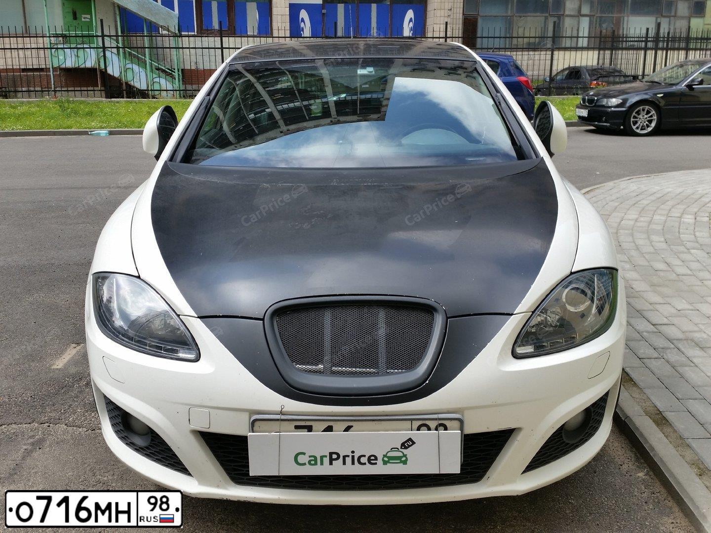 Фото автомобиля SEAT LEON, 2010 — госномер О716МН98. Цвет: БЕЛЫЙ