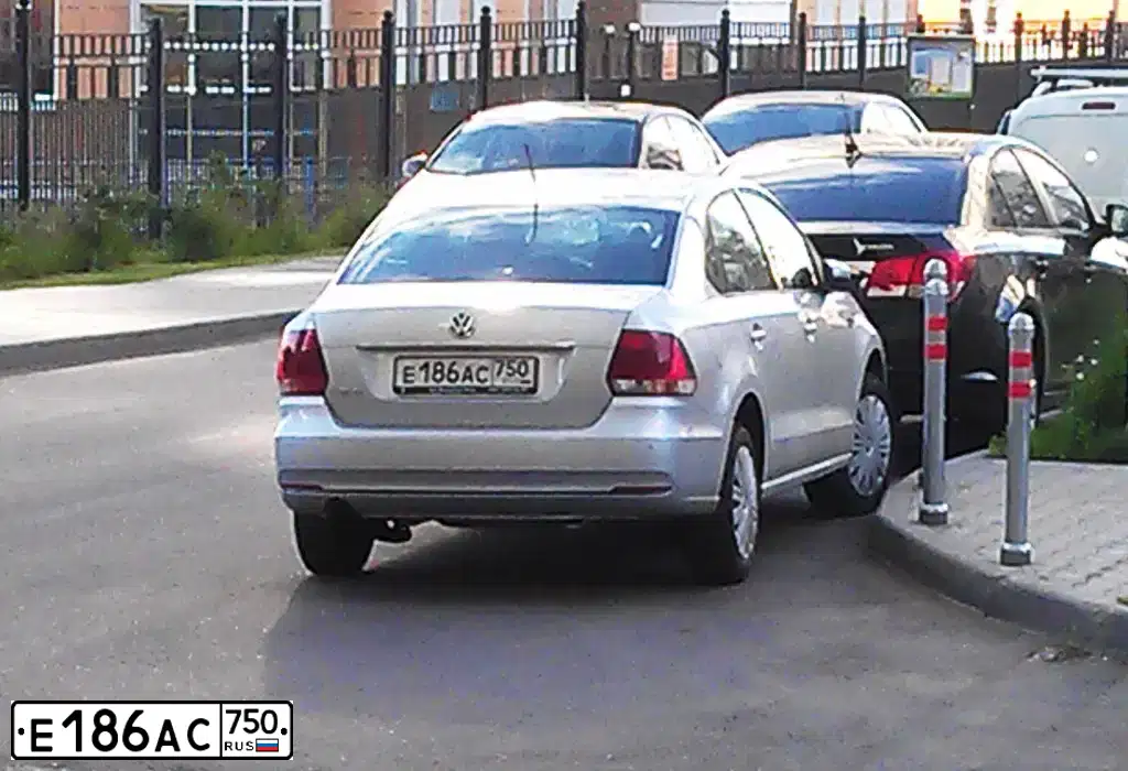 Фото автомобиля VOLKSWAGEN POLO, 2015 — госномер Е186АС750. Цвет: СЕРЕБРИСТЫЙ