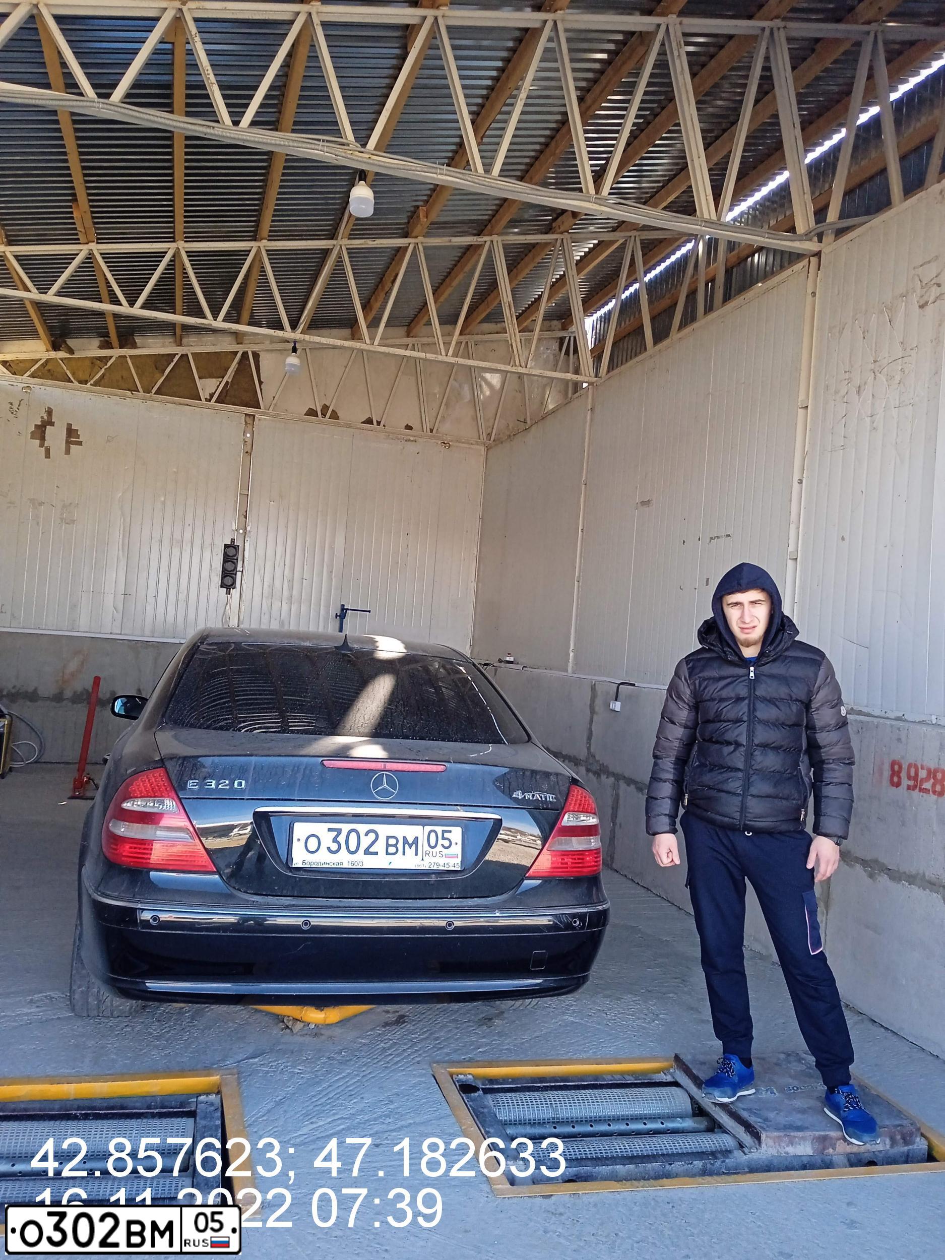 Фото автомобиля MERCEDES E-KLASSE, 2004 — госномер О302ВМ05. Цвет: ТЕМНО - ЗЕЛЕНЫЙ