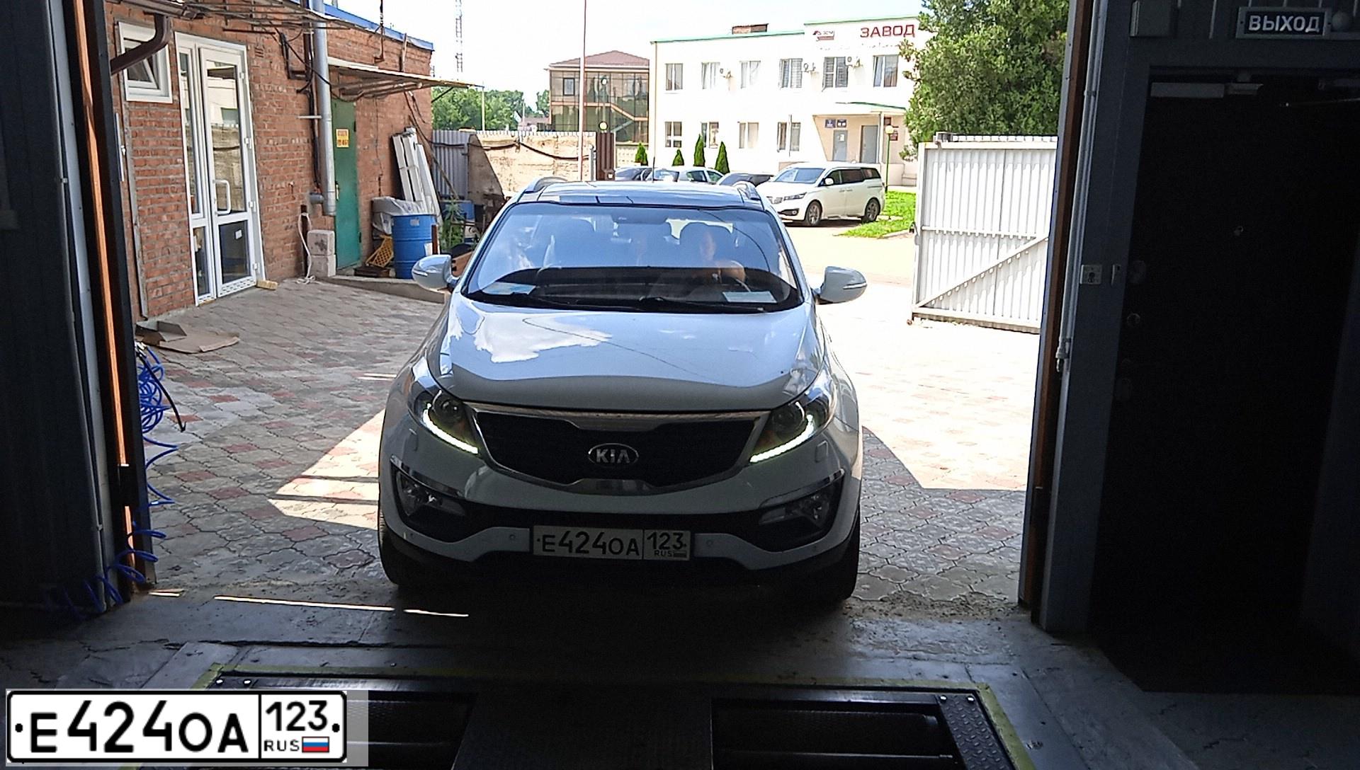 Фото автомобиля KIA SPORTAGE, 2013 — госномер Е424ОА123. Цвет: Белый