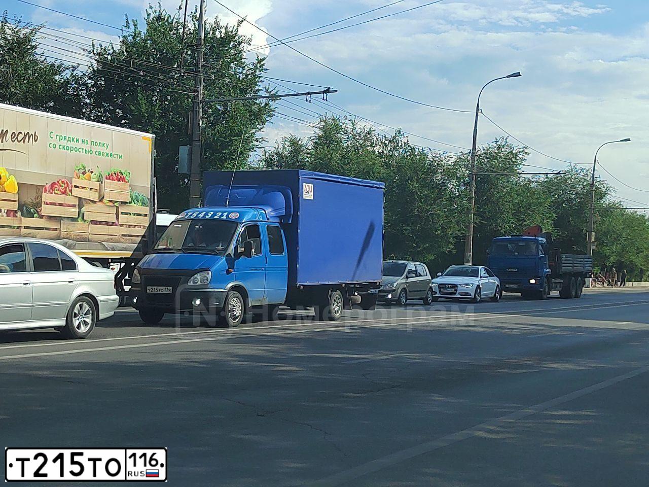 Фото автомобиля VOLKSWAGEN TIGUAN, 2010 — госномер Т215ТО116. Цвет: СЕРО-КОРИЧНЕВЫЙ