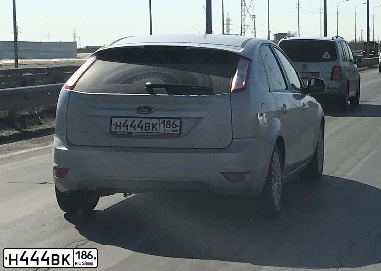Фото автомобиля FORD FOCUS, 2011 — госномер В049РР89. Цвет: Серебристый