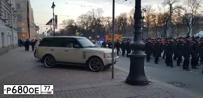 Фото автомобиля LANDROVER RANGE ROVER, 2008 — госномер Р680ОЕ77. Цвет: ЖЁЛТЫЙ