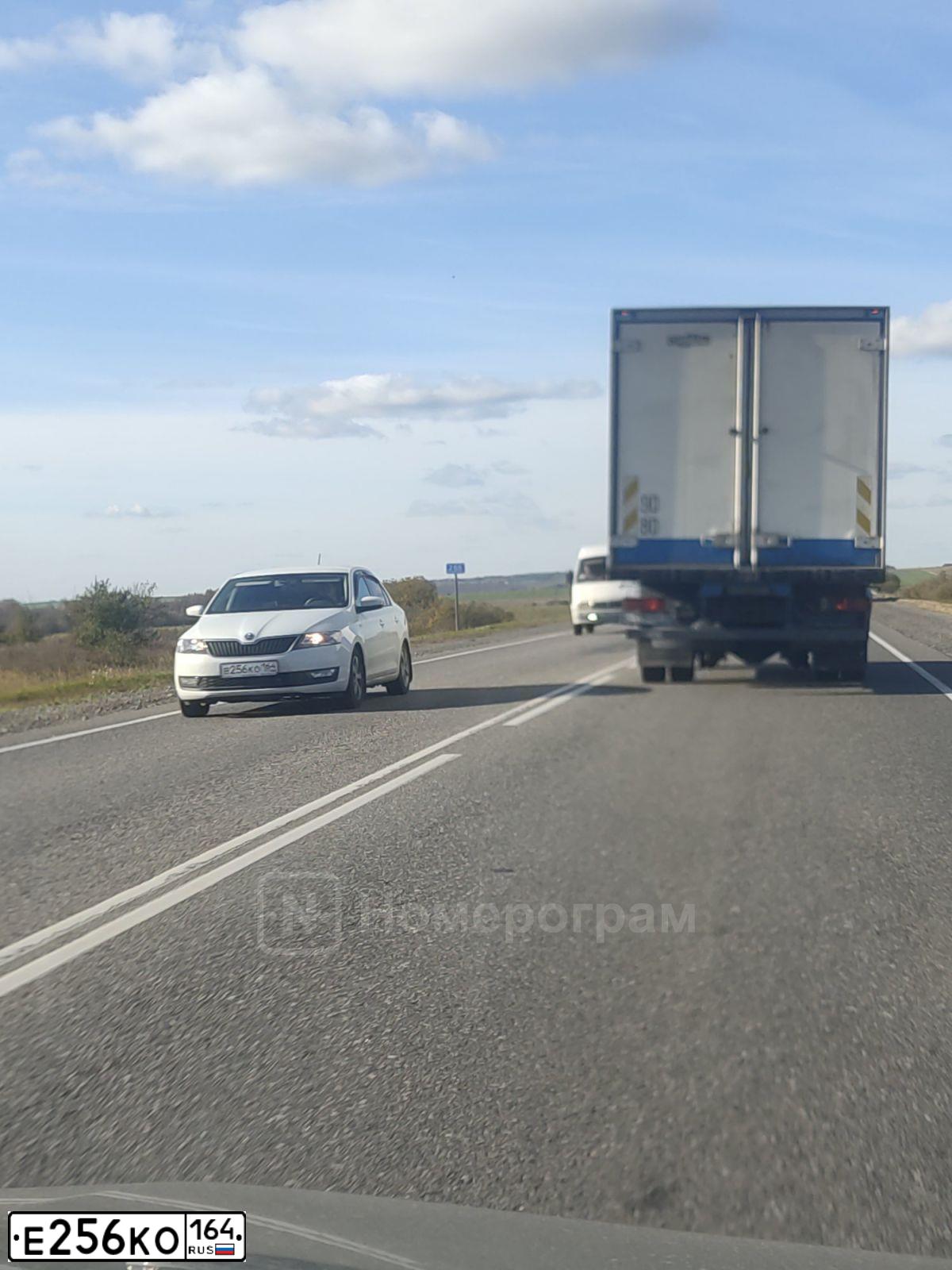 Фото автомобиля MITSUBISHI PAJERO SPORT, 2018 — госномер Е254КС164. Цвет: Коричневый
