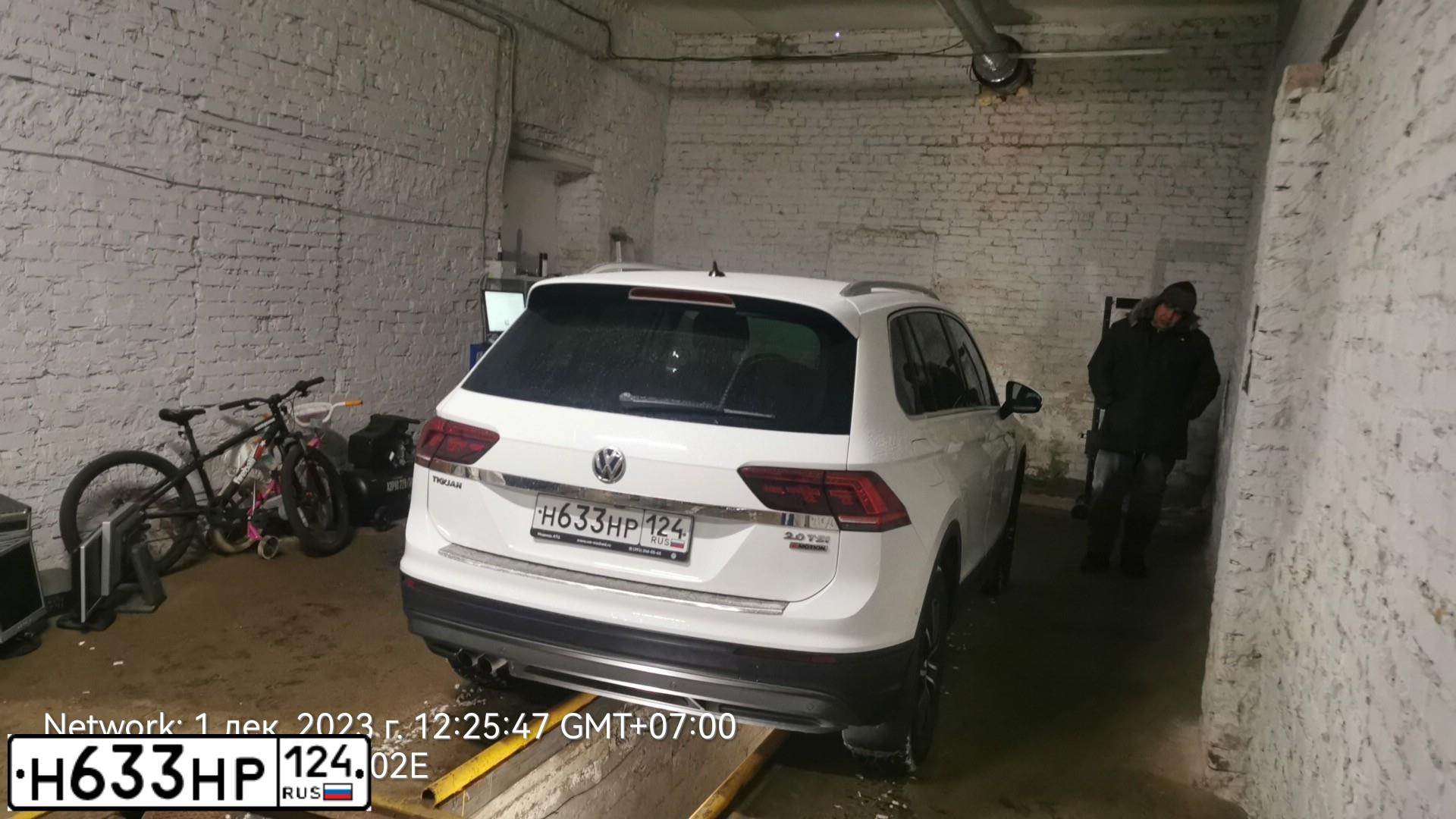 Фото автомобиля VOLKSWAGEN TIGUAN, 2017 — госномер Н633НР124. Цвет: БЕЛЫЙ