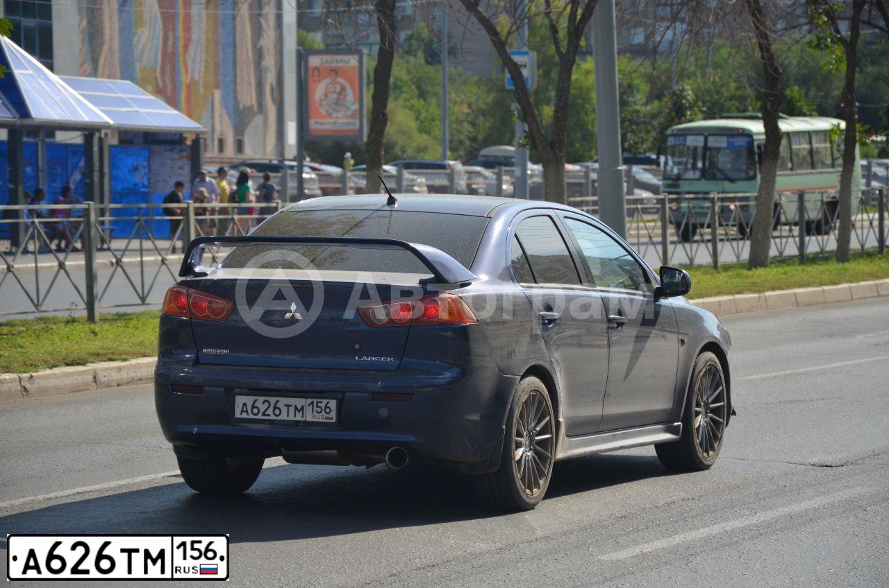 Фото автомобиля MITSUBISHI LANCER, 2008 — госномер М825АМ702. Цвет: синий