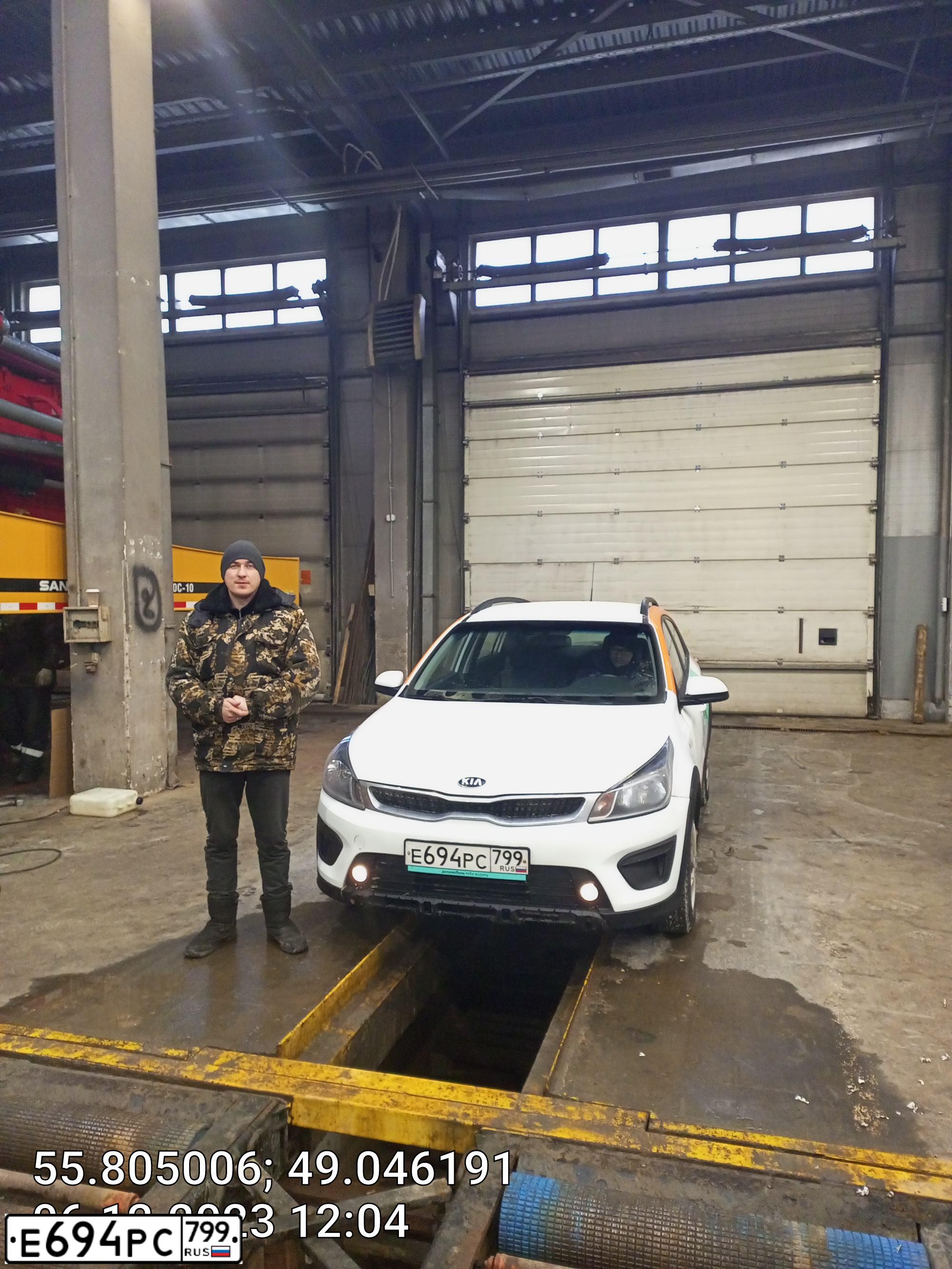 Фото автомобиля KIA RIO, 2019 — госномер Е694РС799. Цвет: Белый