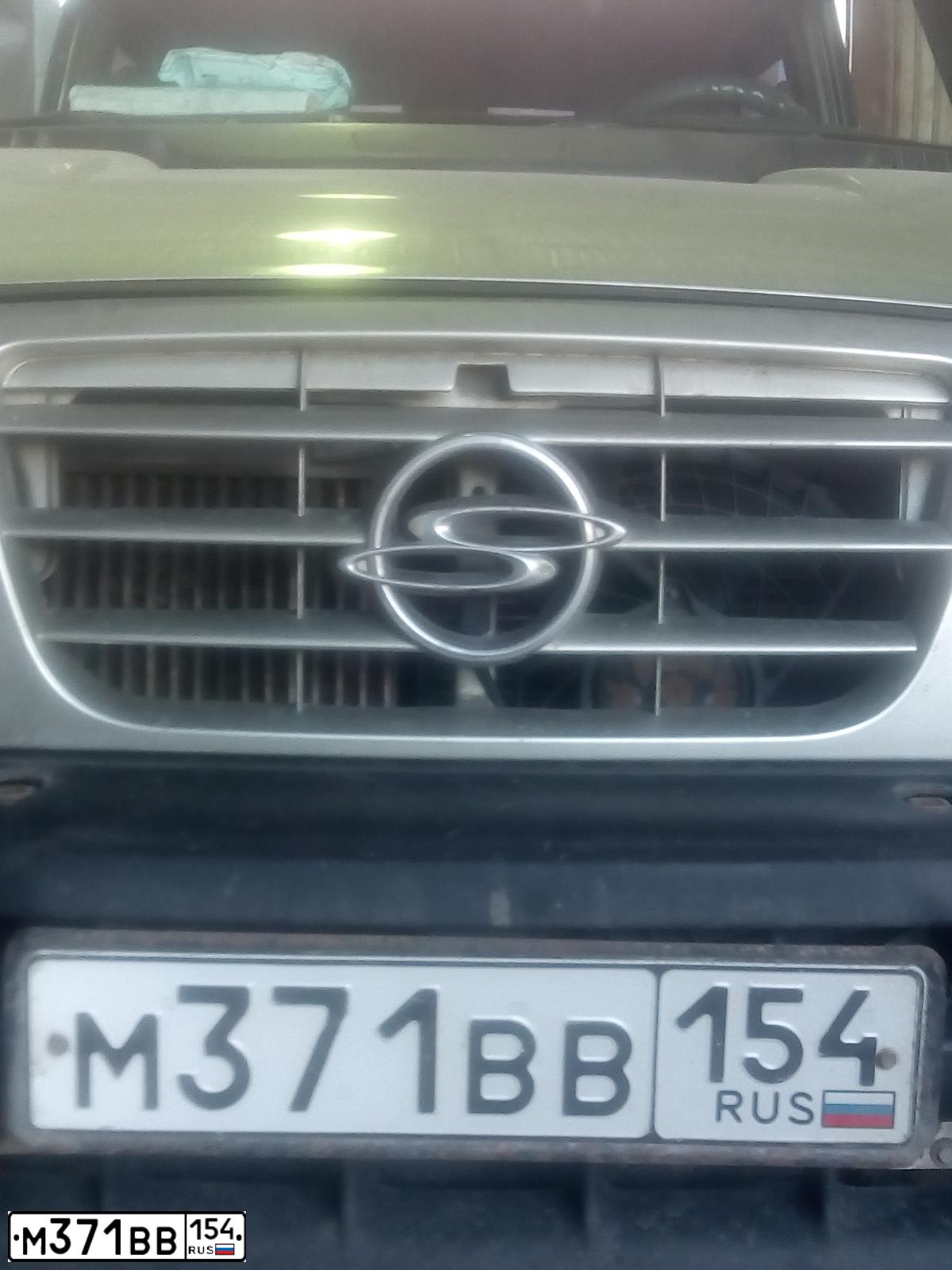 Фото автомобиля SSANGYONG KORANDO, 2002 — госномер М371ВВ154. Цвет: СЕРЫЙ