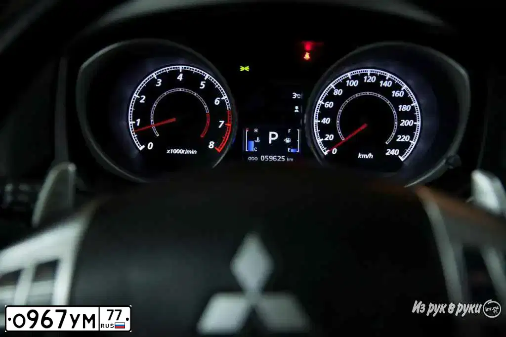 Фото автомобиля MITSUBISHI, 1998 — госномер О967УМ77