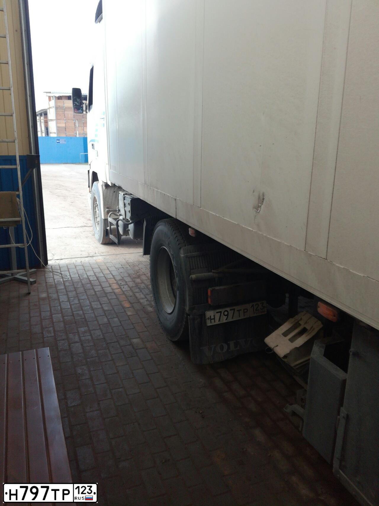 Фото автомобиля VOLVO SERIE FH /4X2/, 1995 — госномер Е018КЕ11. Цвет: Белый