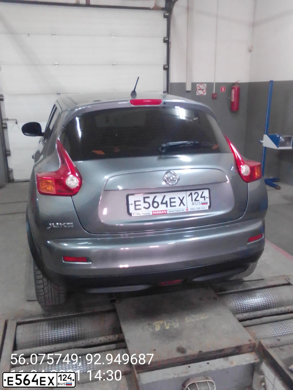 Фото автомобиля NISSAN JUKE, 2012 — госномер К190РЕ124. Цвет: Серый