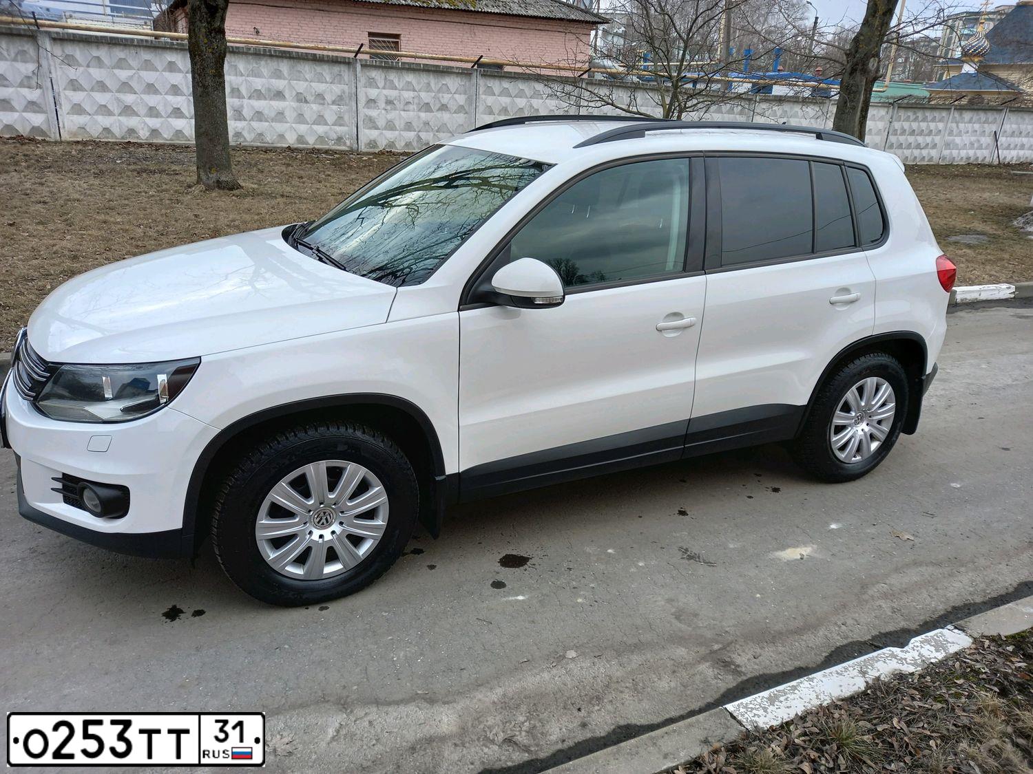 Фото автомобиля VOLKSWAGEN TIGUAN, 2013 — госномер О253ТТ31. Цвет: БЕЛЫЙ