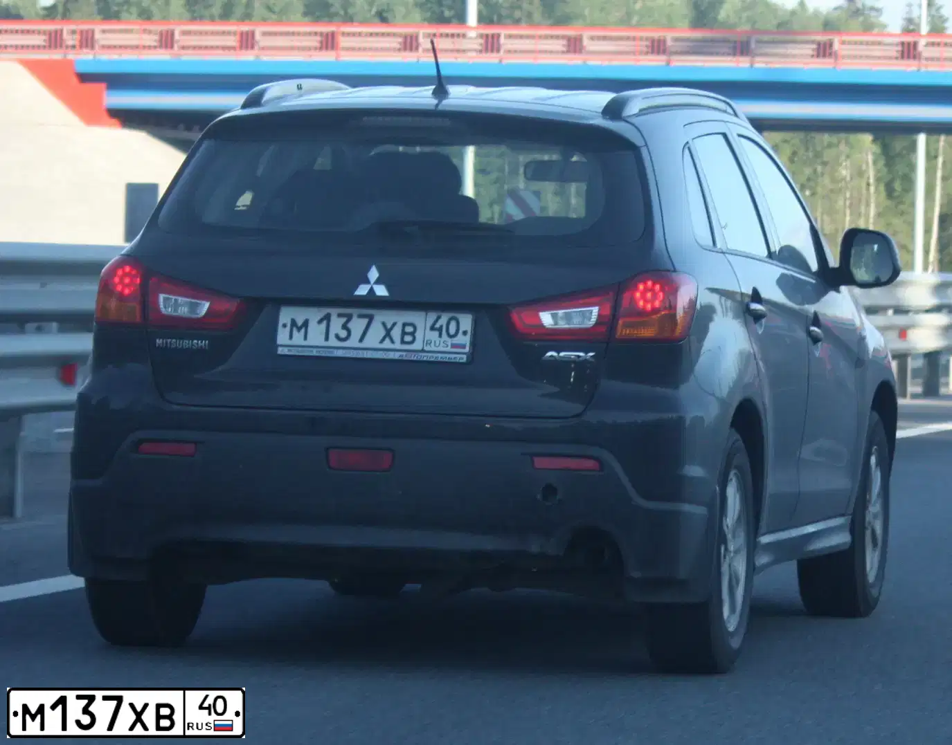 Фото автомобиля MITSUBISHI ASX, 2011 — госномер М137ХВ40. Цвет: ЧЕРНЫЙ