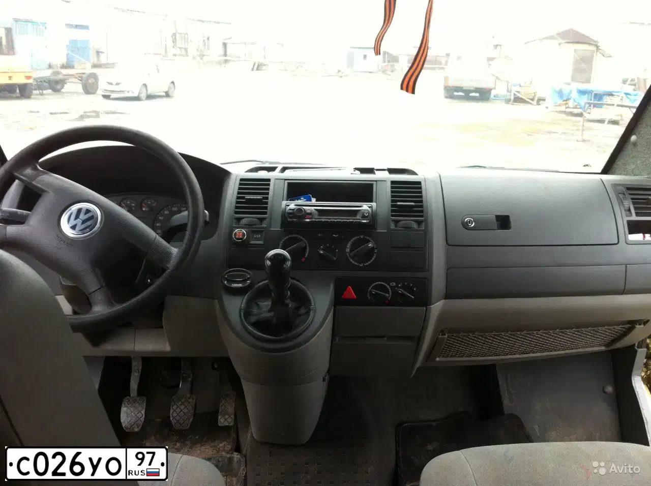 Фото автомобиля VOLKSWAGEN TRANSPORTER, 2004 — госномер С026УО97. Цвет: БЕЖЕВЫЙ