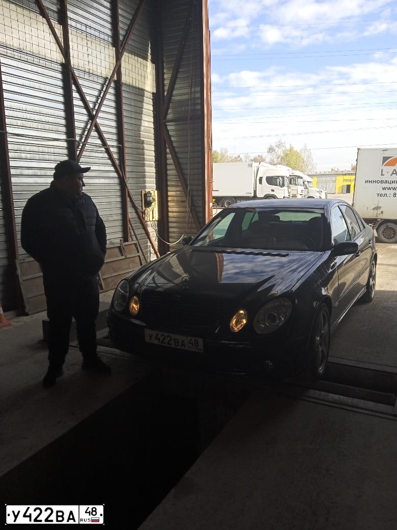 Фото автомобиля MERCEDES E-KLASSE, 2005 — госномер В610ОР48. Цвет: ЧЕРНЫЙ