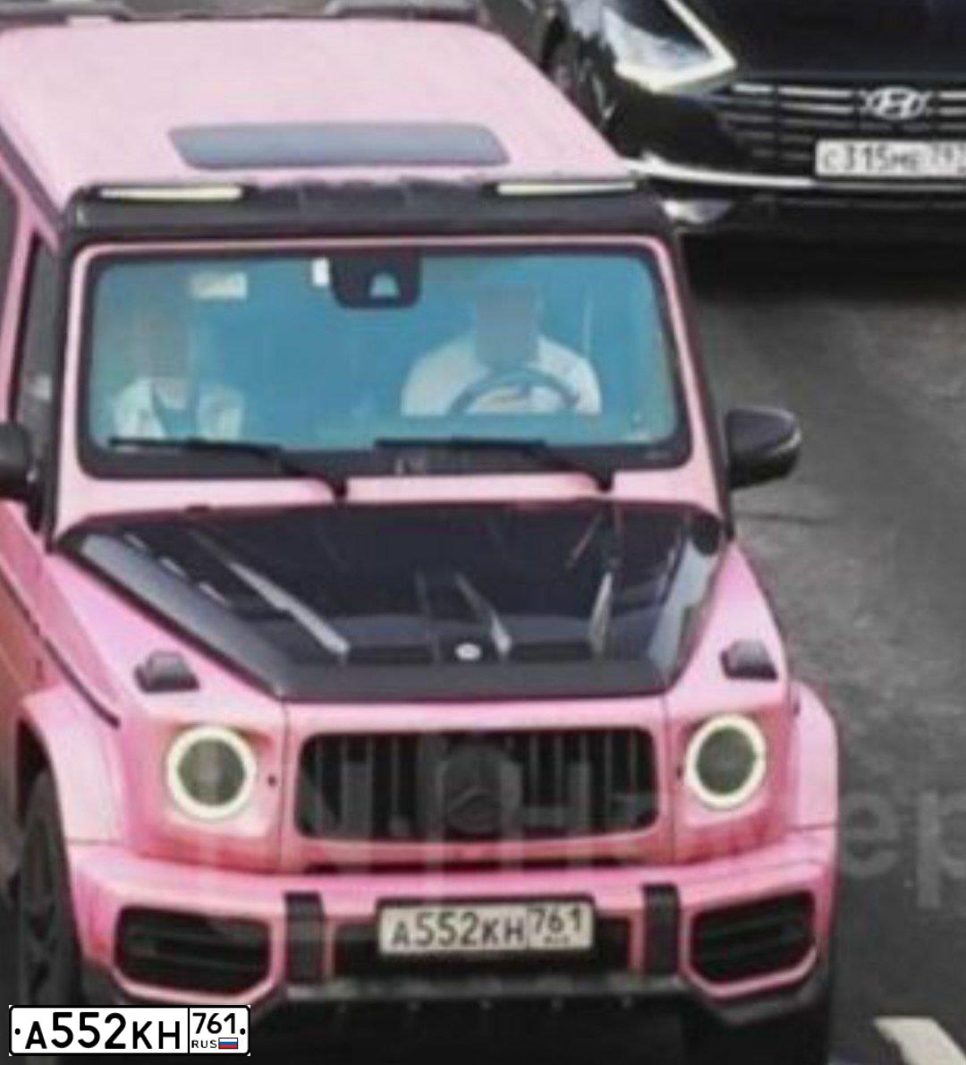 Фото автомобиля MERCEDES-BENZ G-CLASS, 2021 — госномер А552КН761. Цвет: РОЗОВЫЙ