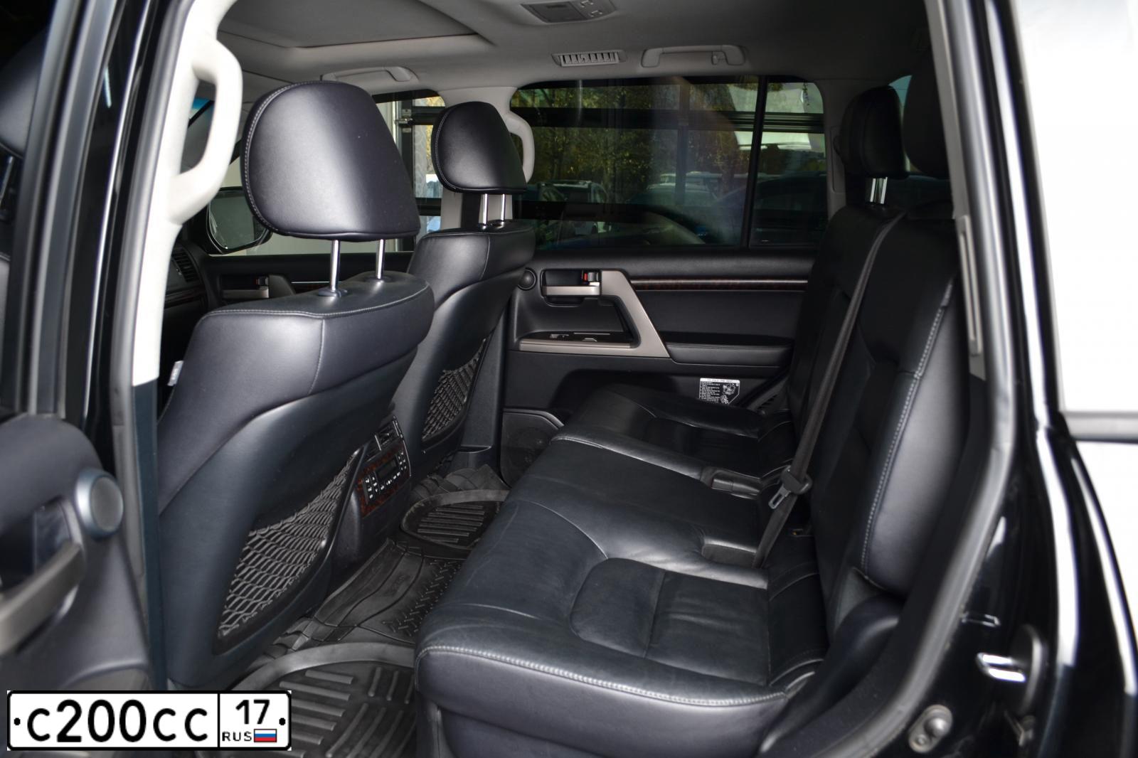 Фото автомобиля TOYOTA LANDCRUISER 200, 2011 — госномер С200СС17. Цвет: ЧЕРНЫЙ