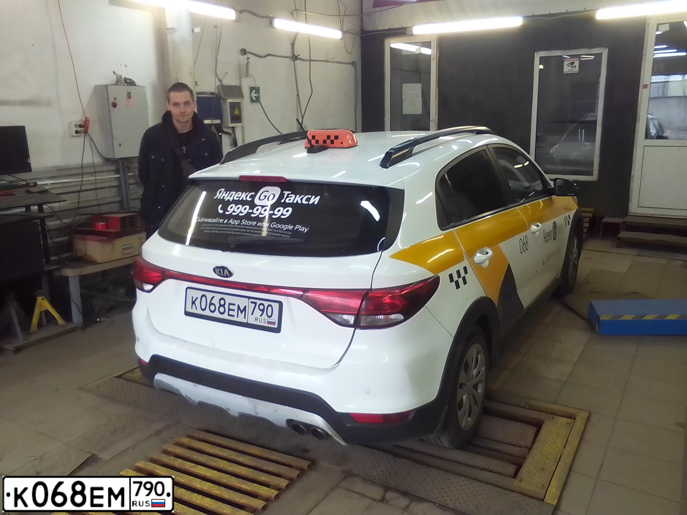 Фото автомобиля KIA RIO, 2018 — госномер М024ХХ13. Цвет: БЕЛЫЙ ЖЕЛТЫЙ СЕРЫЙ