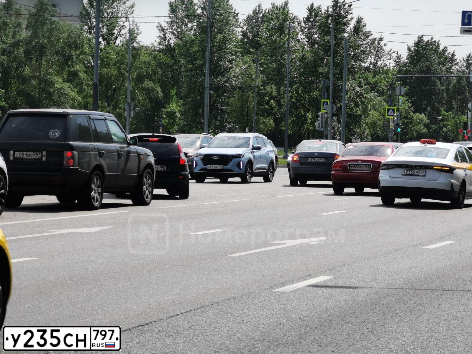 Фото автомобиля FORD FIESTA / ASPIRE, 2006 — госномер У235СН797. Цвет: Красный
