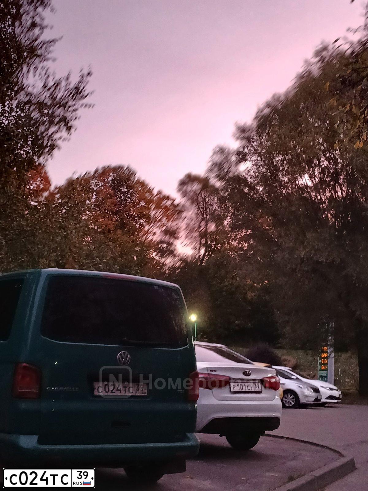 Фото автомобиля VOLKSWAGEN CARAVELLE, 2010 — госномер С024ТС39. Цвет: ЗЕЛЕНЫЙ