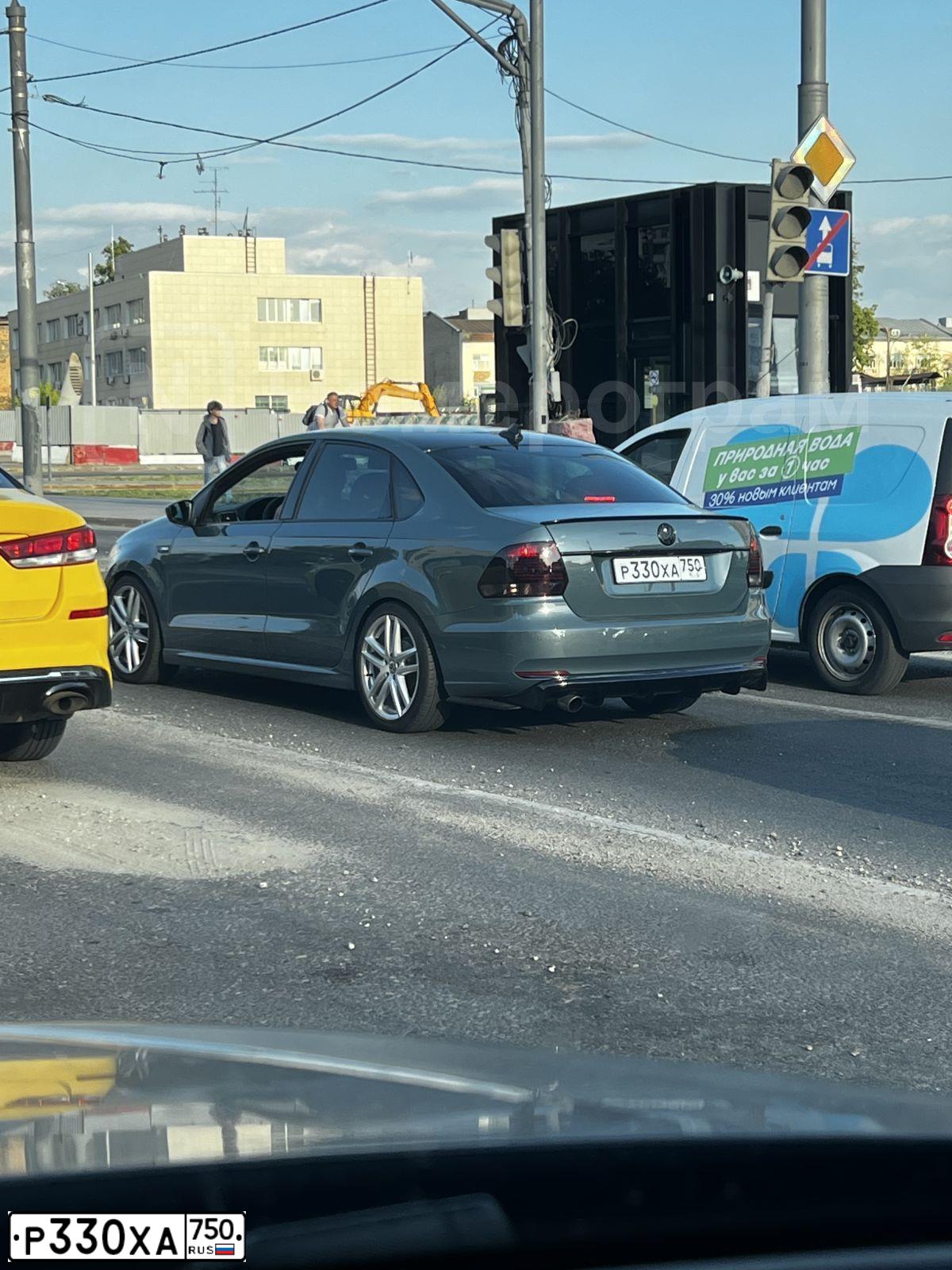 Фото автомобиля VOLKSWAGEN POLO, 2019 — госномер Р330ХА750. Цвет: СЕРО - СИНИЙ