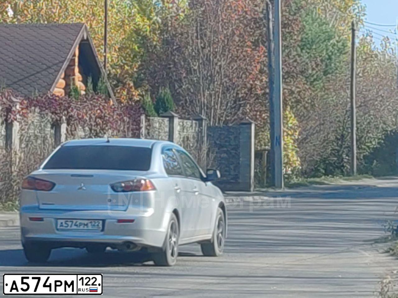 Фото автомобиля MITSUBISHI LANCER, 2013 — госномер А574РМ122. Цвет: Серебристый