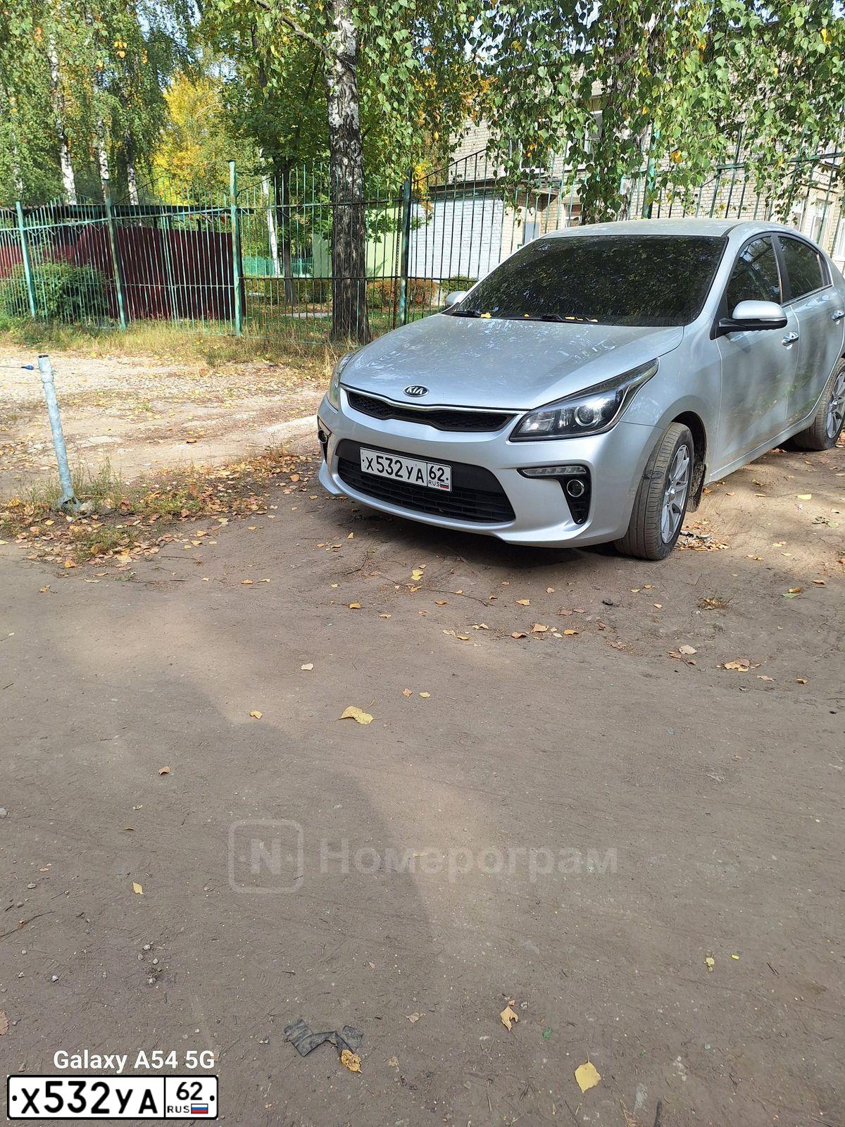 Фото автомобиля KIA RIO, 2017 — госномер Х532УА62. Цвет: Серебристый