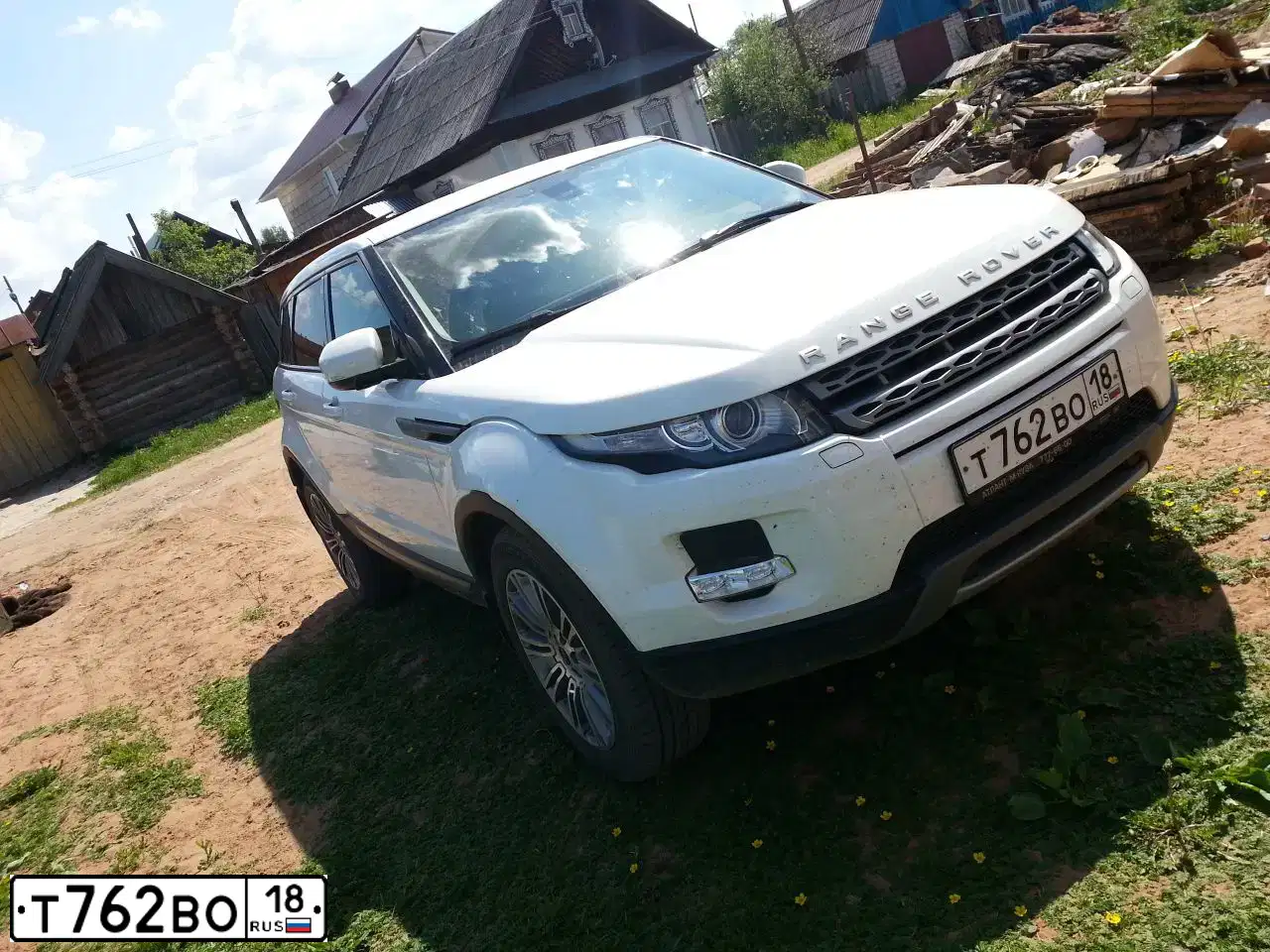 Фото автомобиля LANDROVER RANGE ROVER EVOQUE, 2012 — госномер Т762ВО18. Цвет: ЯРКО-БЕЛЫЙ