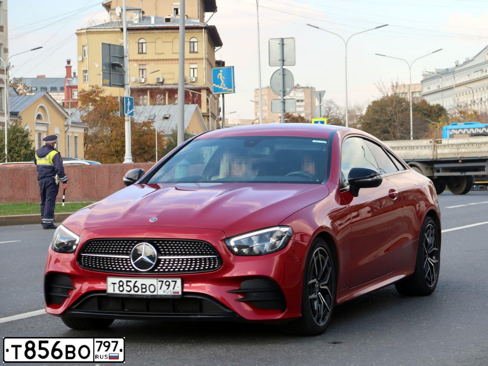 Фото автомобиля MERCEDES-BENZ E 200 4MATIC, 2020 — госномер В987ХУ790. Цвет: Красный